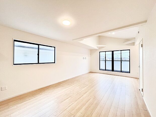 大きな窓からたっぷりの陽光と風を感じられるリビング