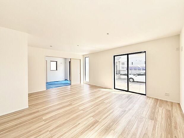 明るい陽光が注ぎ、寛ぎの雰囲気に満たされるリビング・ダイニング。