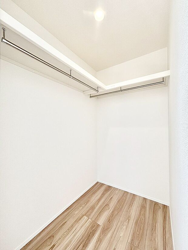 ウォークインクローゼット付きで生活空間を広く利用できます。