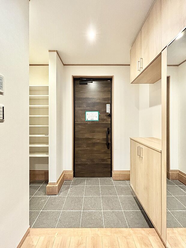 明るい玄関はお客様をお出迎えするのにぴったりです!