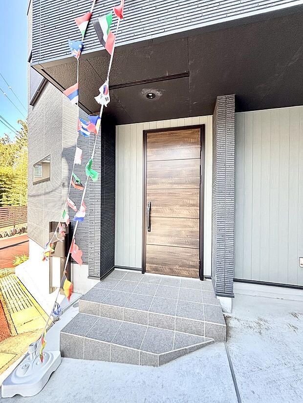 大切な家族、来客を出迎える玄関。