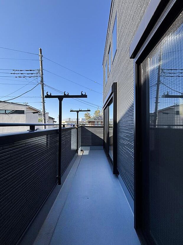 暖かな陽光が降り注ぐバルコニーはお洗濯におすすめ。爽やかな風も心地よいです。