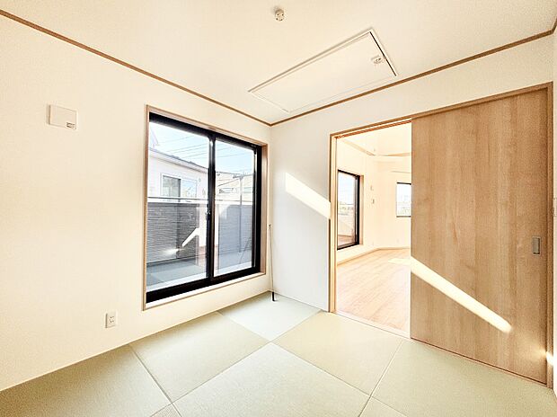 リビング隣接の和室は毎日の暮らしに癒しと安らぎをもたらしてくれます