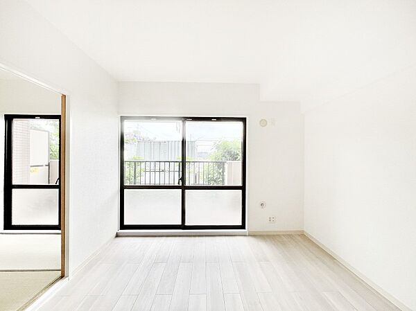 自然光が取り込まれ、家族団らんの場所を明るく演出