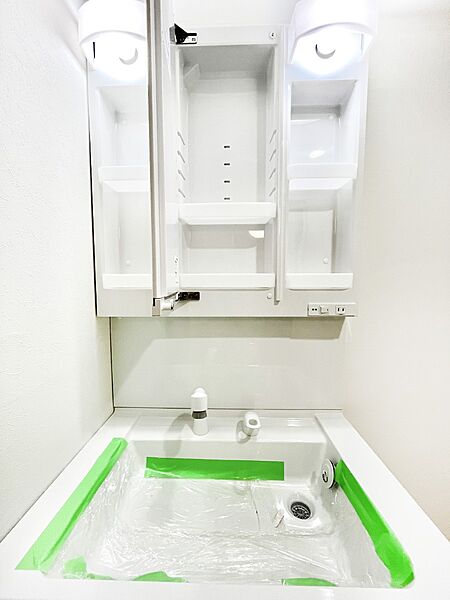 三面鏡の裏に、化粧品や衛生用品などを収納可能。洗面台をすっきりと保ちます！