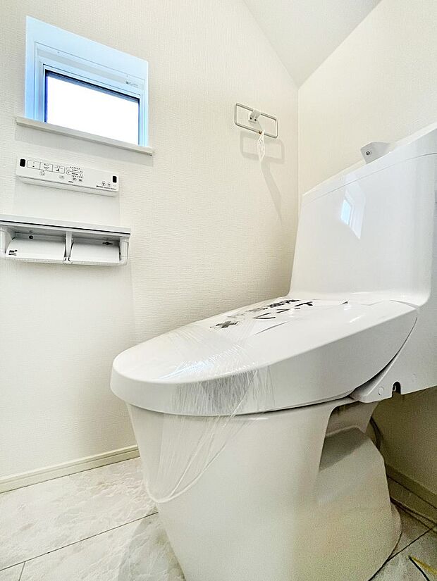 明るく清潔感のあるトイレです。