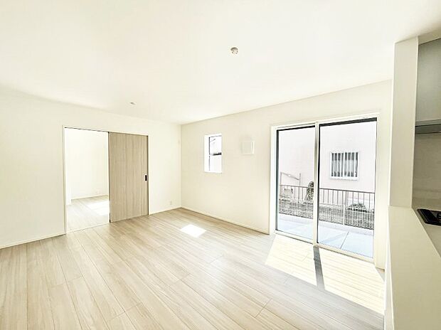 隣接の洋室を開放すればさらに広々空間に