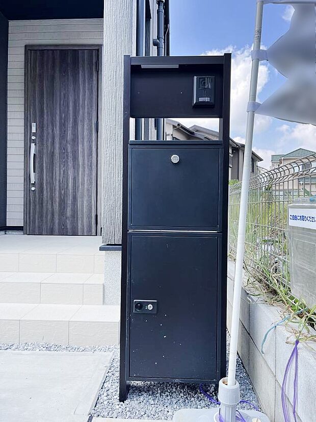 シンプルデザインのポスト。