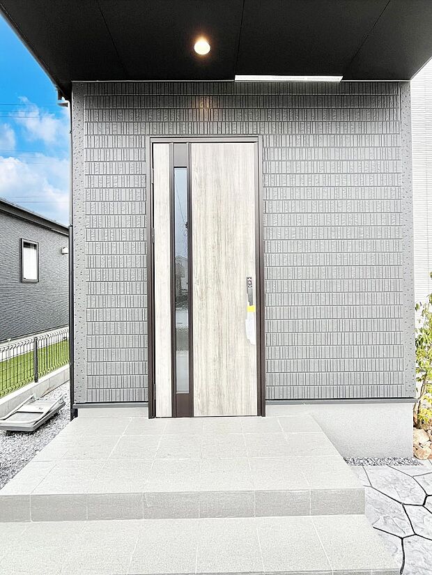 玄関前は雨が降っても濡れにくい屋根付き