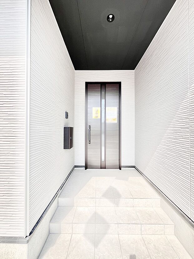 玄関前は屋根付きで雨が降っていても濡れにくいです。