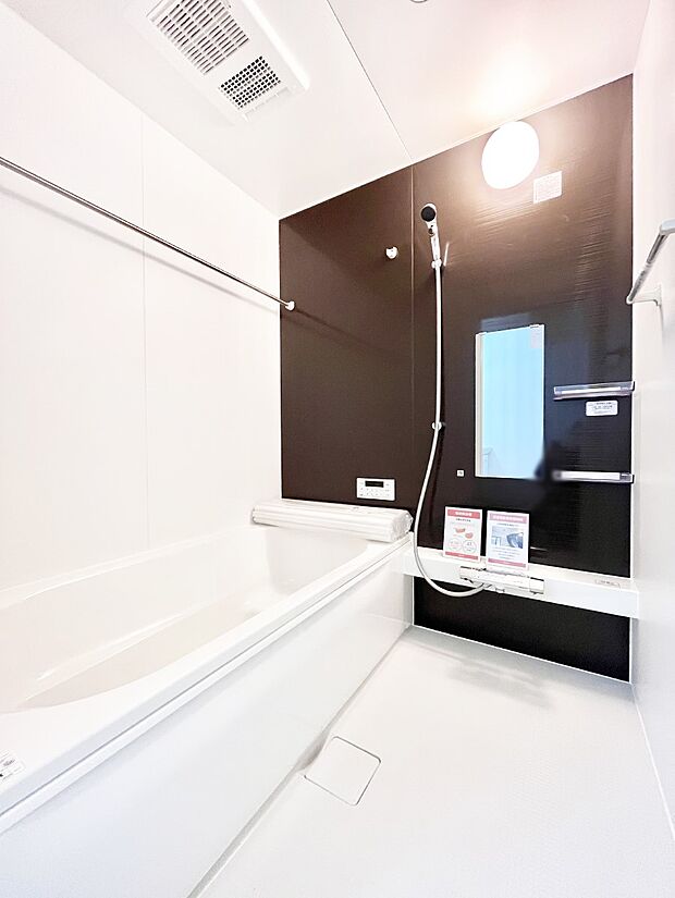 落ち着いた雰囲気でゆっくりお寛ぎいただけるバスルーム。