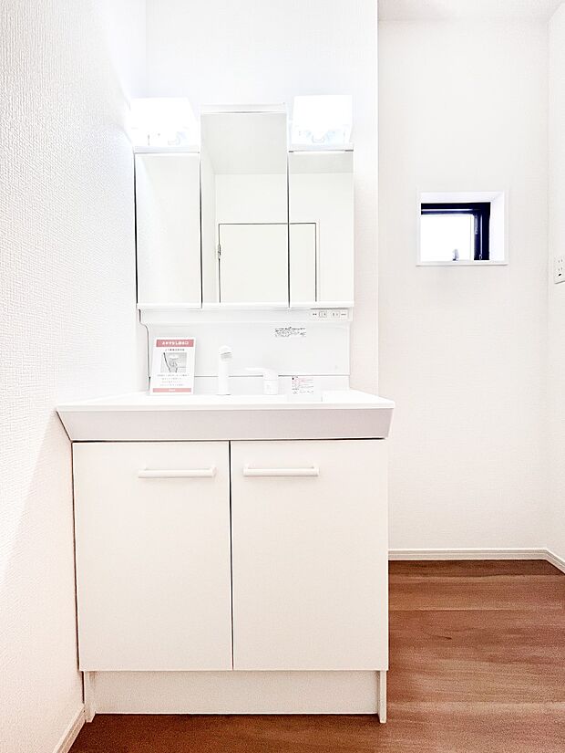 スタイリングに便利な三面鏡、ミラーキャビネットで細かい物スッキリ