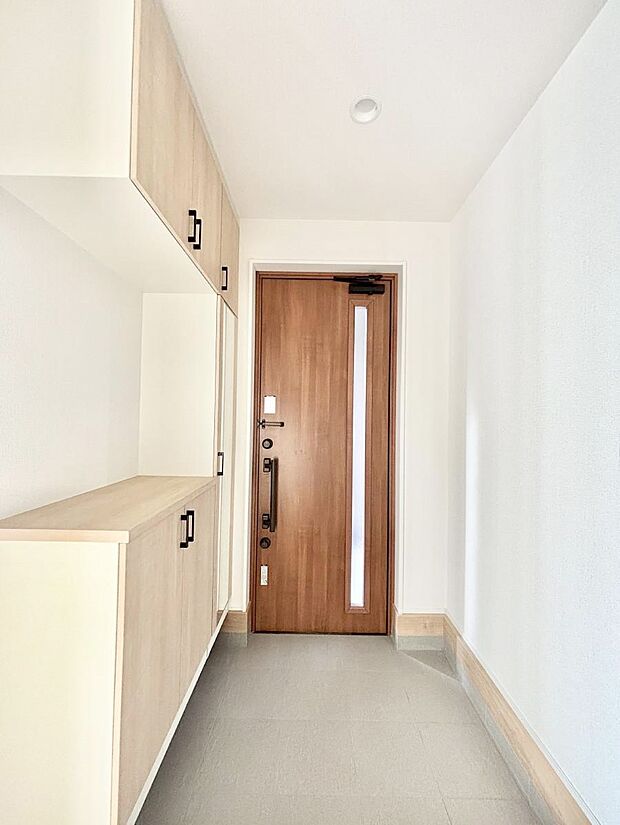 明るい玄関はお客様をお出迎えするのにぴったりです!