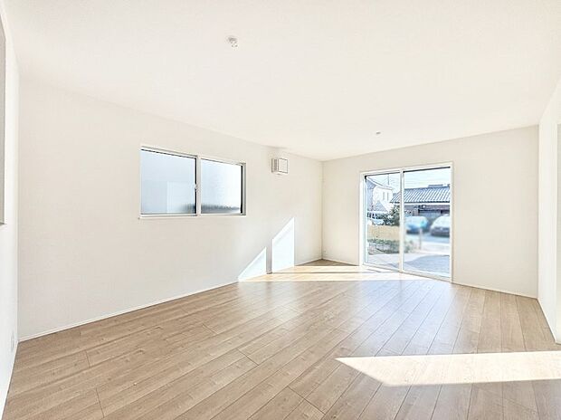 明るい陽光が注ぎ、寛ぎの雰囲気に満たされるダイニング。   