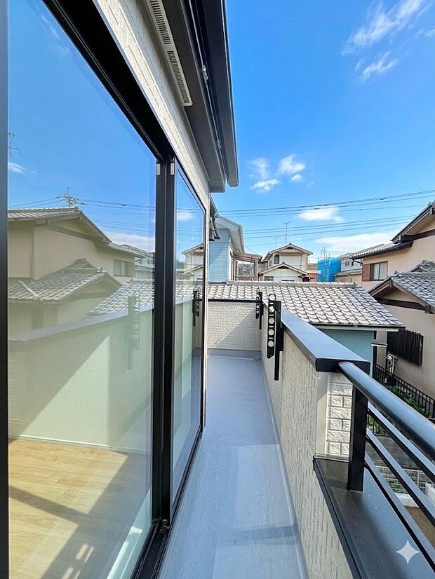 ゆったりバルコニーだから沢山お洗濯ものを干せます。