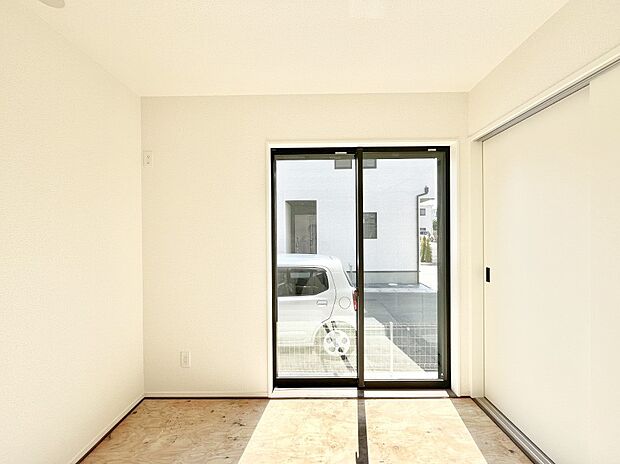 リビングと隣り合っている和室。ほっと一息できる和の空間も忘れずに。 