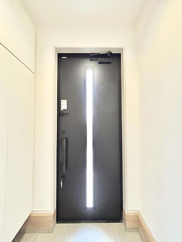 明るい玄関はお客様をお出迎えするのにぴったりです！ 