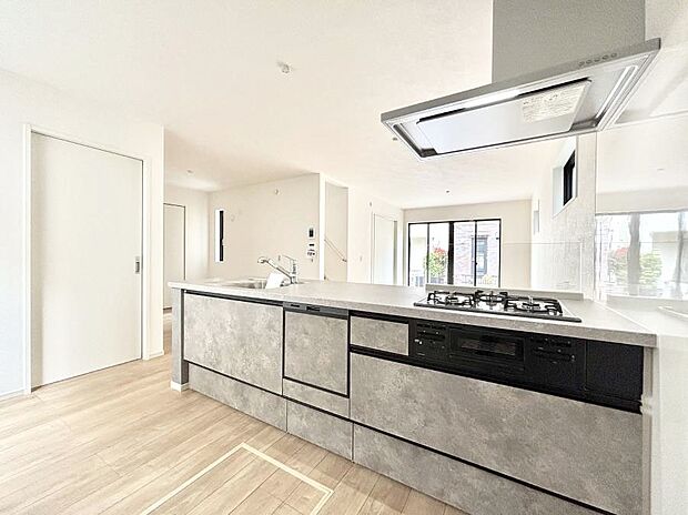 料理をしながらでもご家族との会話を楽しめる対面キッチン