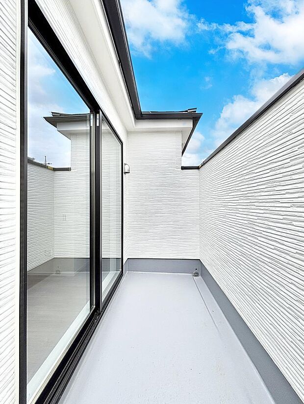 暖かな陽光が降り注ぐバルコニーはお洗濯におすすめ。爽やかな風も心地よいです。