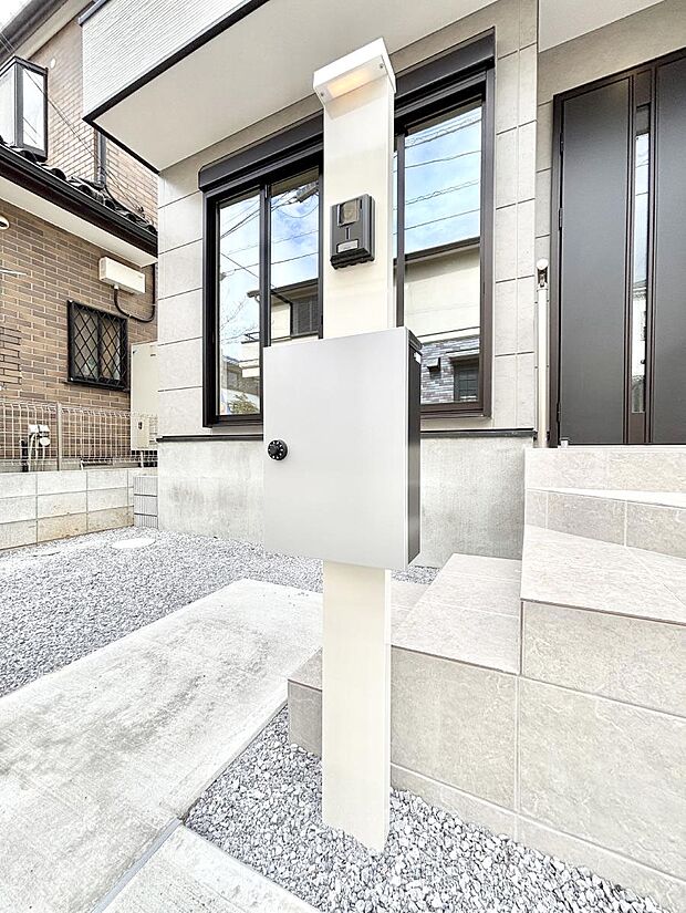 シンプルデザインのポスト。