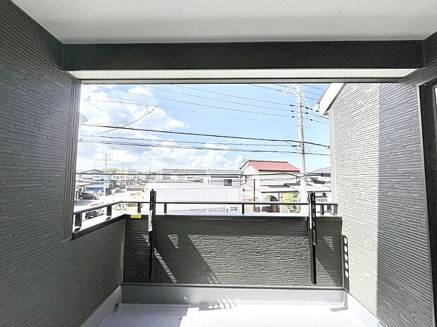 暖かな陽光が降り注ぐバルコニーはお洗濯におすすめ。爽やかな風も心地よいです。