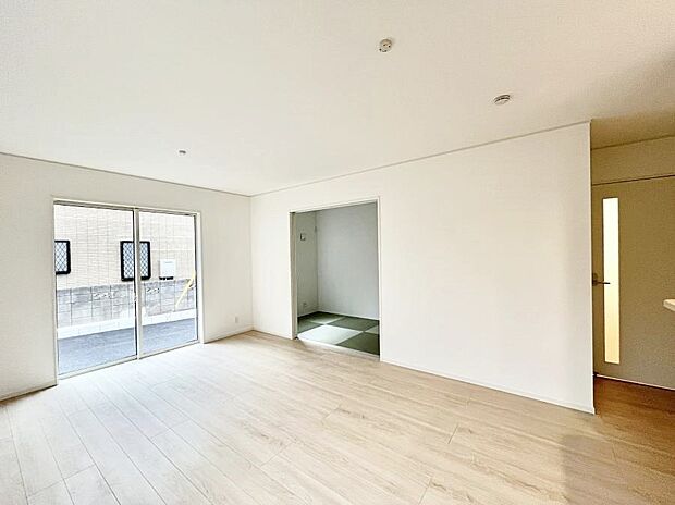 大きな窓からたっぷりの陽光と風を感じられるリビング