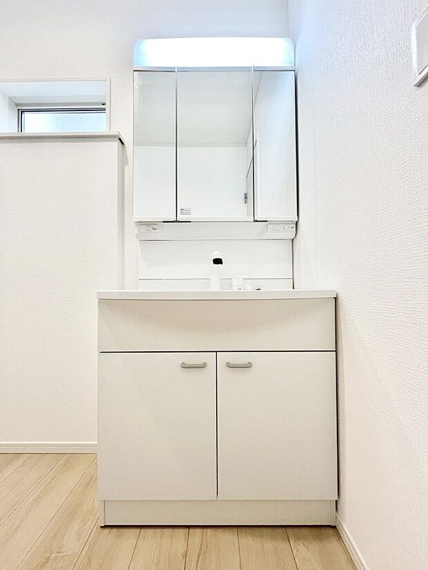 スタイリングに便利な三面鏡、ミラーキャビネットで細かい物スッキリ