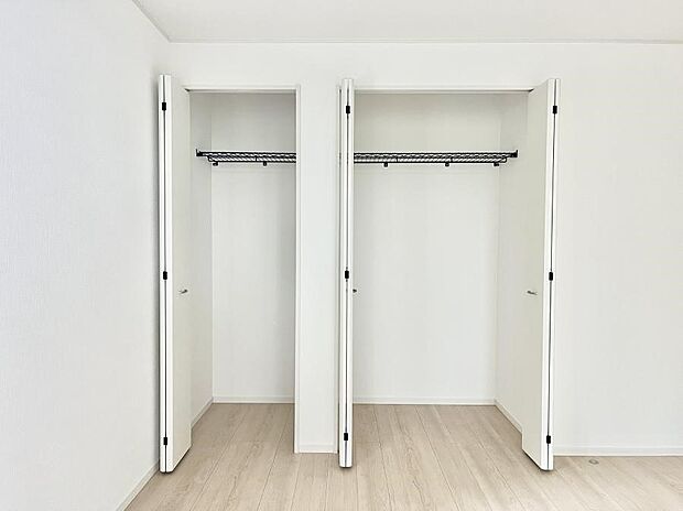 洋室のクローゼット。奥行きがあるので厚手の衣類もすっきり収まります。