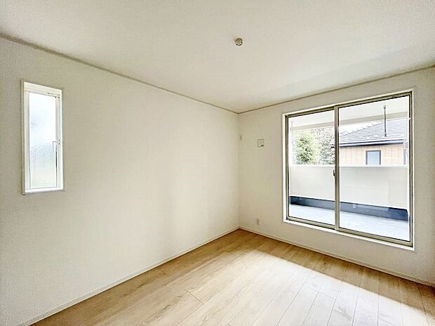 明るいバルコニーサイドに洋室を設置。目覚めの良い寝室に。