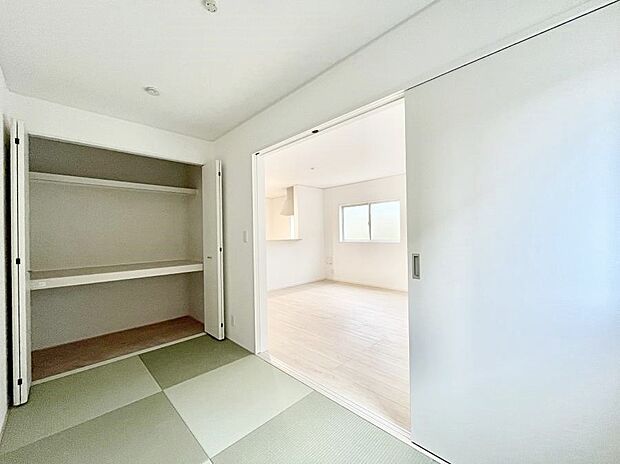 リビングと隣り合っている和洋室。ほっと一息できる和の空間も忘れずに。