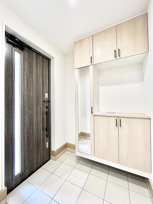 明るい陽光が入り込む玄関。ご家族の靴もスッキリ収納できる玄関収納付き!