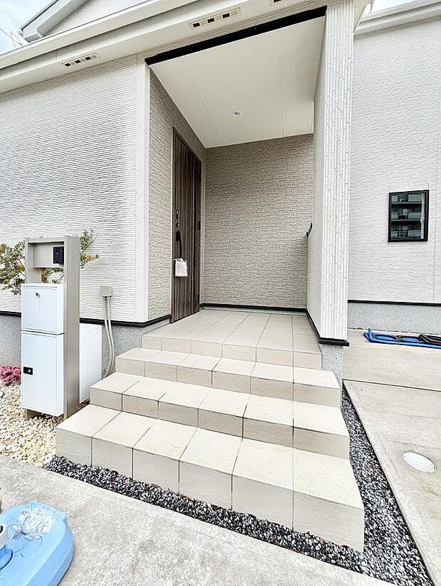 大切な家族、来客を出迎える玄関。玄関前は屋根付きで雨が降っていても濡れにくいです。