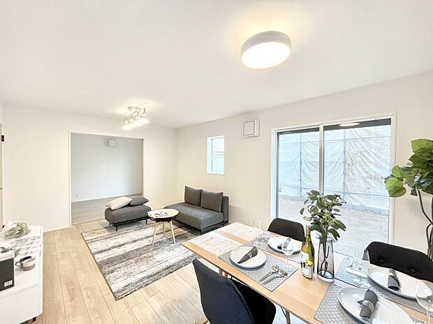 自然光が取り込まれ、家族団らんの場所を明るく演出