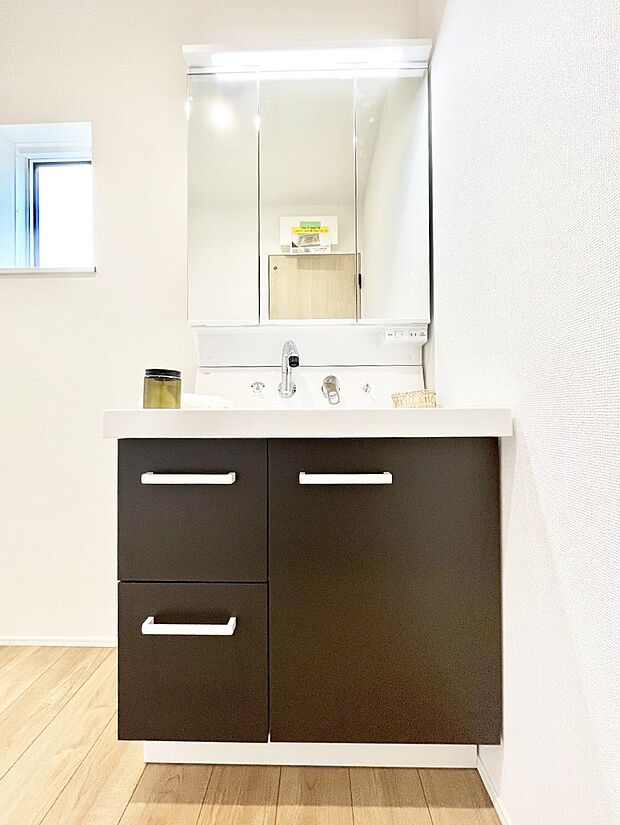 スタイリングに便利な三面鏡、ミラーキャビネットで細かい物スッキリ