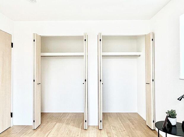 毎日着る衣類や荷物などの収納に便利なクローゼット付きです。