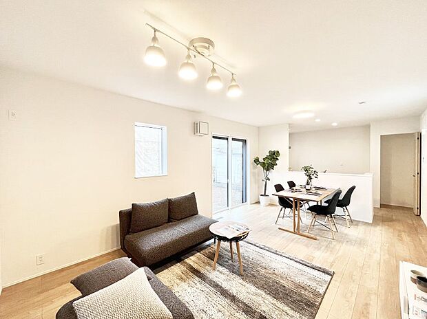 家族の笑顔が自然と生まれてくる、そんな雰囲気のダイニングに仕上がっています