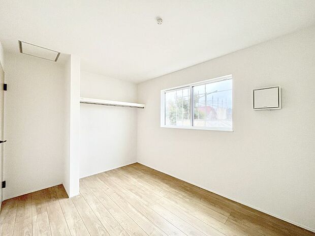 やさしい光がさしこむ居室はしっかり収納付き