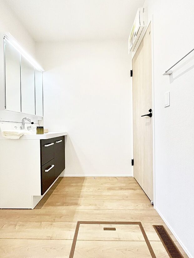 ゆとりの洗面スペースで朝の身支度もラクラク