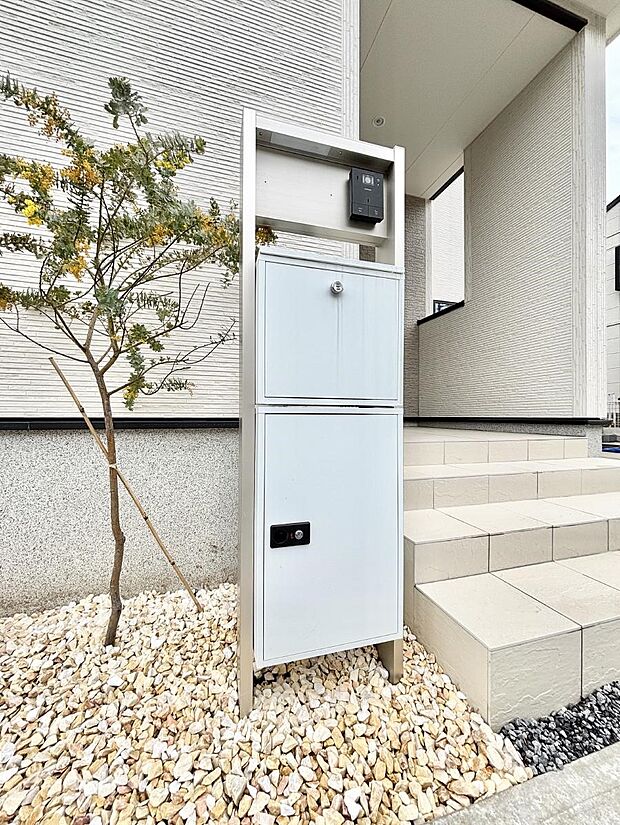 表札・インターホン・ポスト・宅配BOXをひとつに集約。エントランスになじむシンプルデザイン。