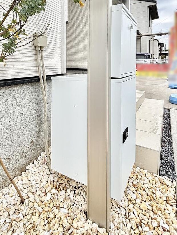 不在時でも荷物が受け取れ、再配達依頼の手間が省ける嬉しい宅配ボックス付