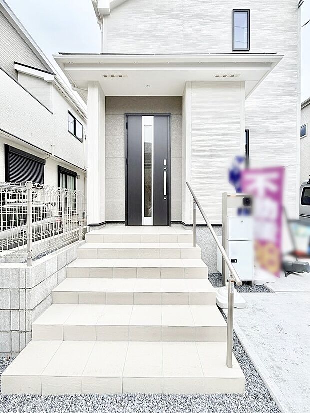 玄関アプローチにはプランターを並べて季節の花でお客様をおもてなしできます。