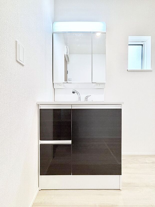 大きく見やすい三面鏡で清潔感ある洗面台は、身だしなみチェックや肌のお手入れにおすすめです。