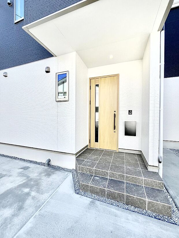 シンプルで落ち着いた雰囲気の玄関でご家族やお客様をお出迎え！