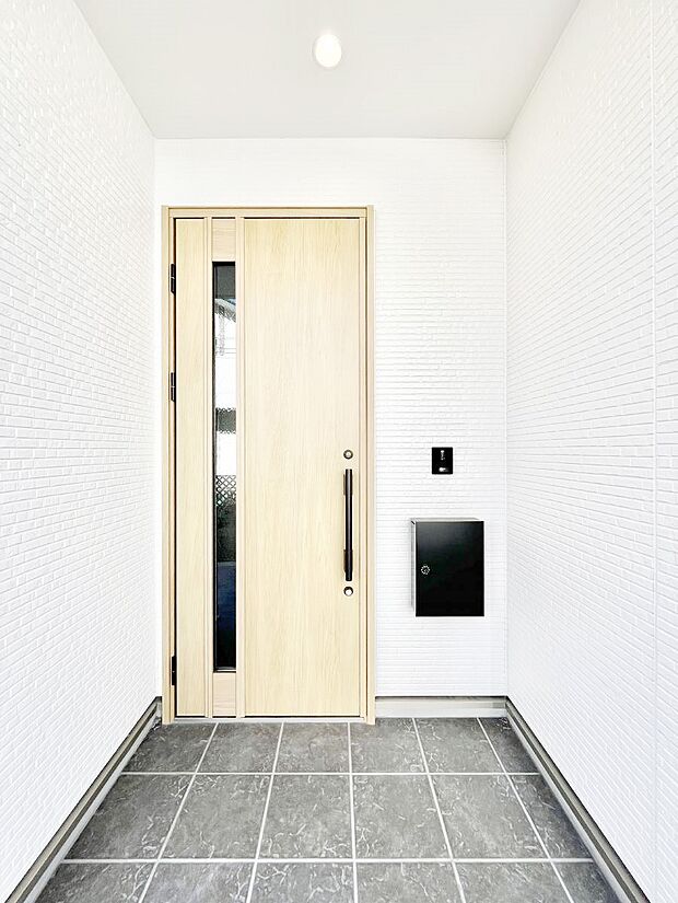 大切な家族、来客を出迎える玄関。