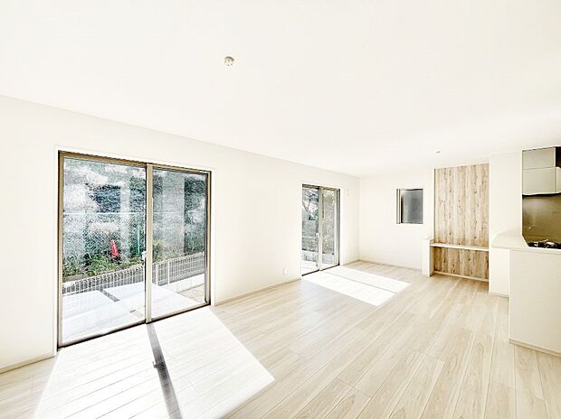 明るい陽光が注ぎ、寛ぎの雰囲気に満たされるリビングダイニング 