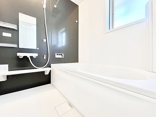 落ち着きのあるダークカラーを基調にしたバスルームで1日の疲れをリフレッシュ！