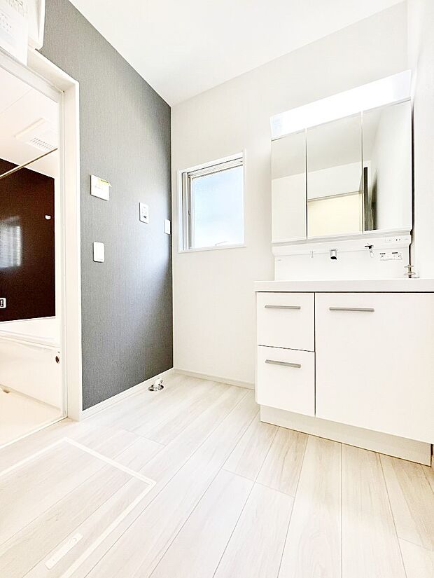 1日の始まりも心地よく！柔らかな朝の光を感じられる窓がついた洗面室