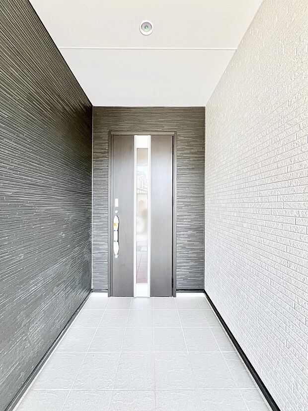 玄関前は雨が降っても濡れにくい屋根付き