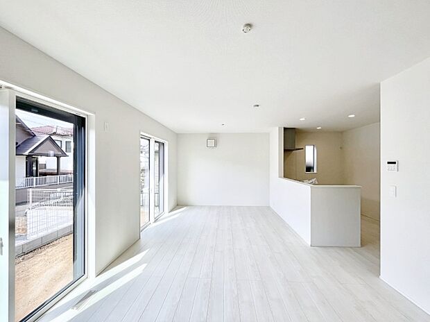 明るい陽光が注ぎ、寛ぎの雰囲気に満たされるダイニング。