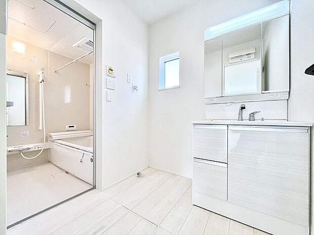 清潔感のある快適空間です。毎日の身支度も気持ち良くお使い頂けます。